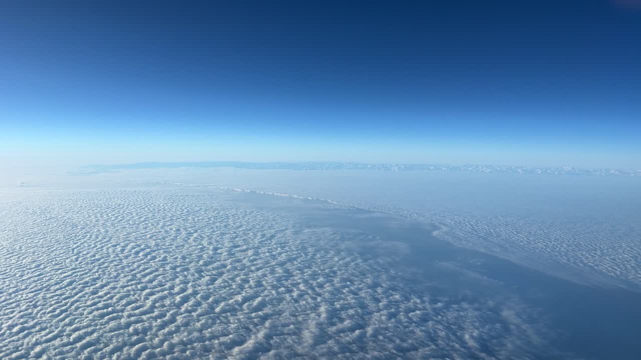 impresionante vista aérea: el punto de vista de un piloto mientras vuela muy alto sobre un mar de nubes