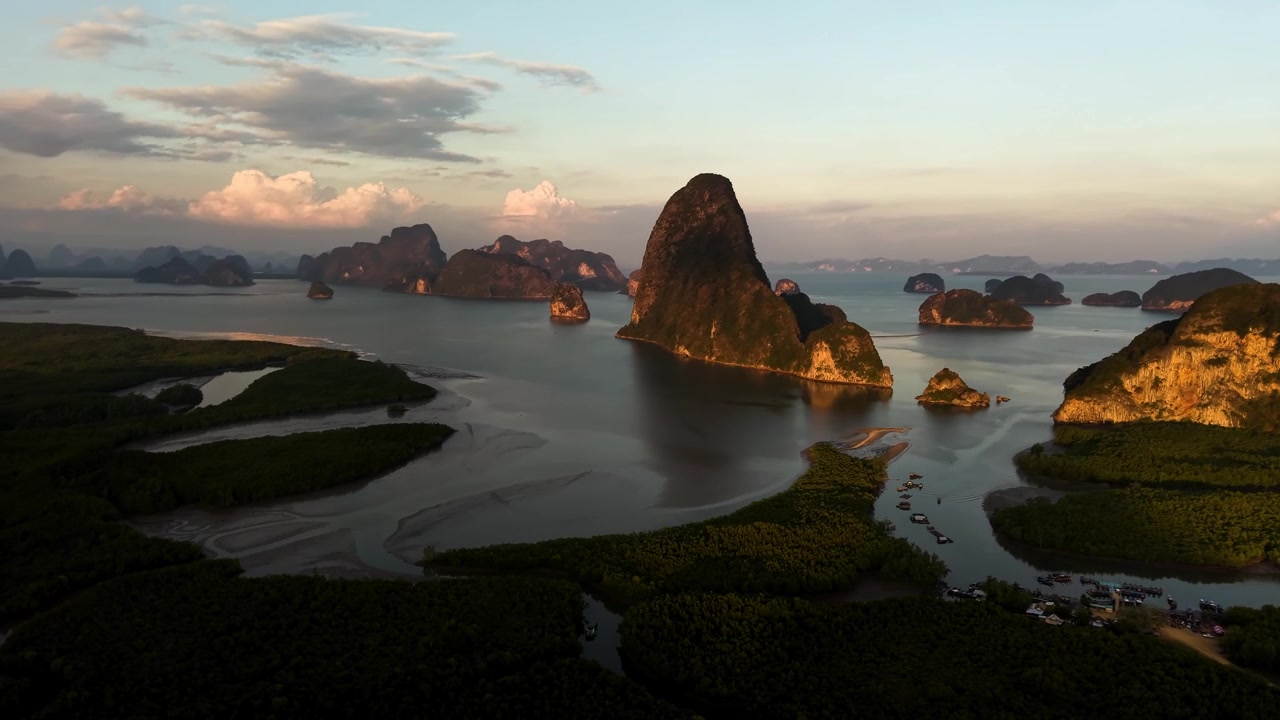 Rừng ngập mặn và các đảo đá vôi của Vịnh Phang Nga vào giờ vàng.