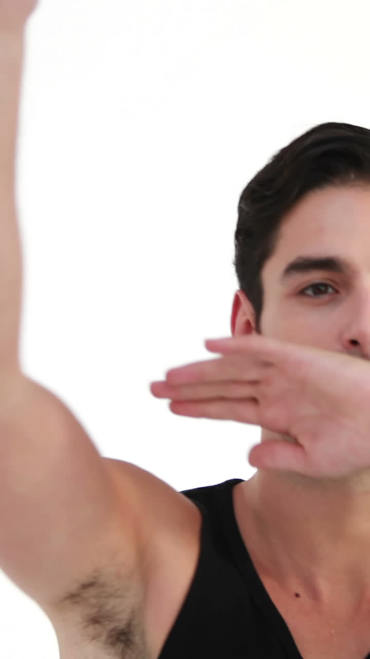 창을 들고 있는 미소 짓는 스포츠맨