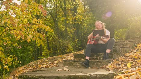 giovane musicista prova la canzone autunno parco boschivo luce dorata