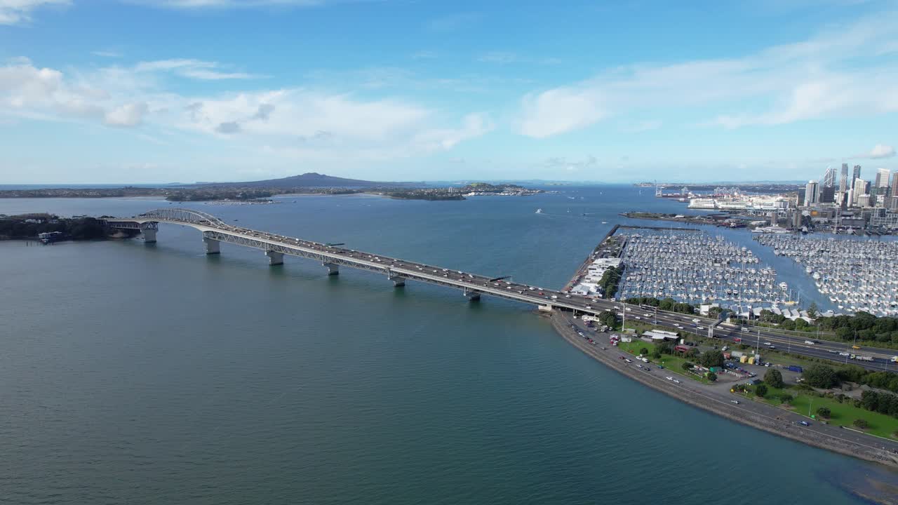 오클랜드 하버 브릿지 (auckland harbour bridge) 는 뉴질랜드 오클랜드의 웨이트메타 하버 (waitemata harbour) 를 가로지르는 다리이다.