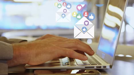 animación de iconos emoji sobre el hombre usando una computadora portátil