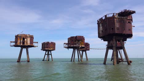 Las-Fortalezas-De-Maunsell,-La-Antigua-Guerra-Mundial-Dos-Estructuras-Se-Oxidan-Sobre-Pilotes-En-El-Estuario-Del-Río-Támesis-En-Inglaterra-3