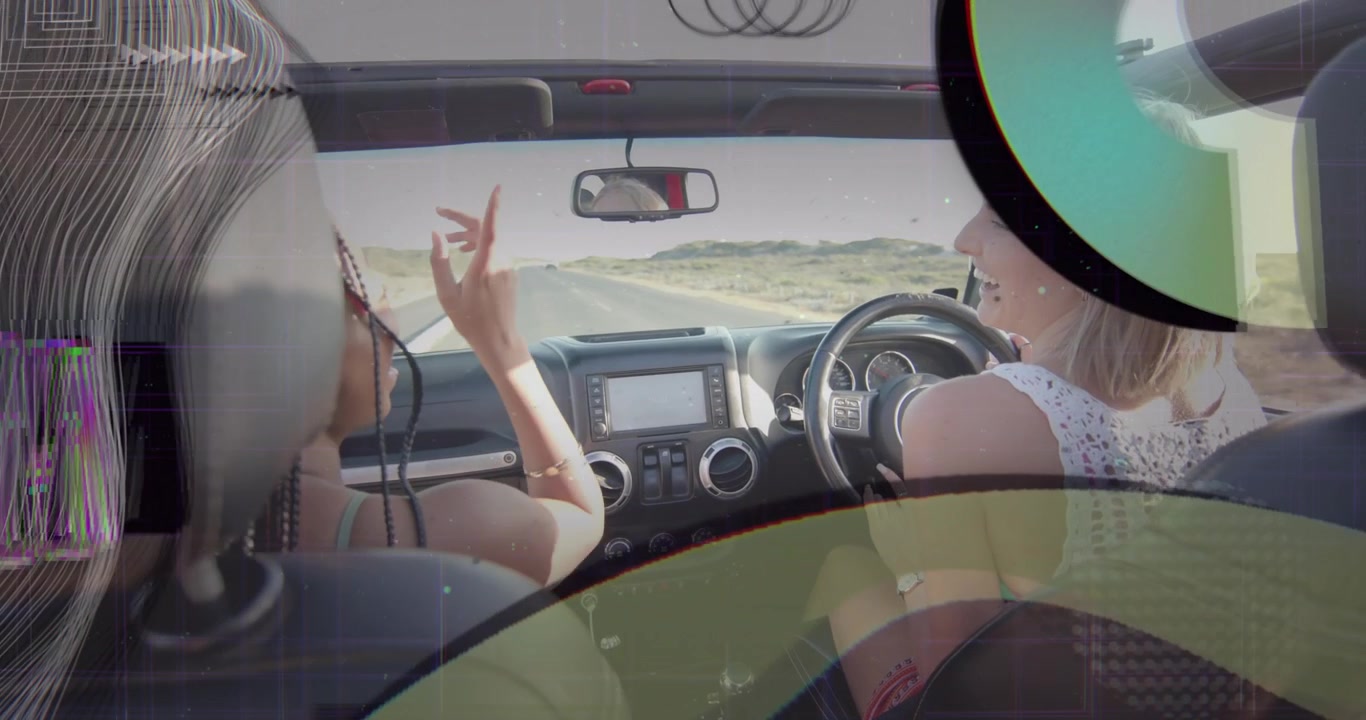 Autista che stringe il volante mentre percorre un'autostrada nel deserto e un passeggero che balla al ritmo di una playlist di viaggio