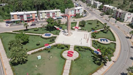 Toma-Aérea-En-órbita-De-La-Plaza-Desorientados-En-La-Ciudad-De-San-Juan-Durante-El-Día-Soleado,-República-Dominicana