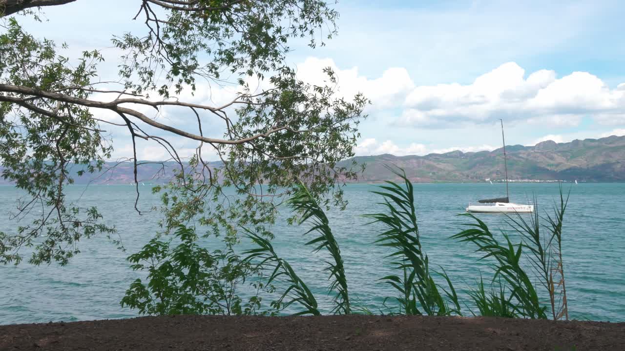 el agua que fluye en el lago fuxian en yunnan, china.