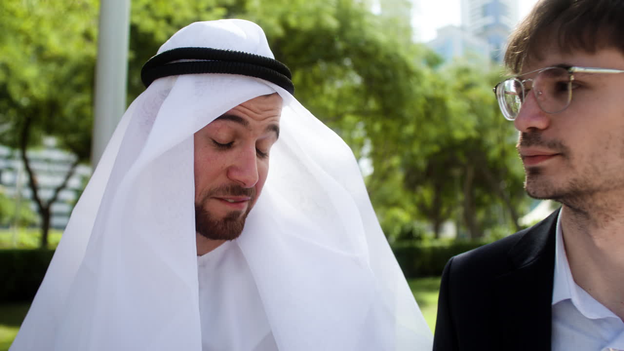 공원 의 벤치 에 앉아 있는 남자 들