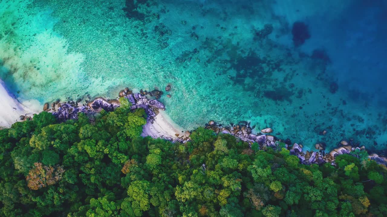 말레이시아의 페르헨티안 섬, 아름다운 공중 드론 영화, 4k uhd의 완벽한 비디오 루프, 파란색 물이 부드럽게 물결로 움직이고,  모래 해변과  나무, 섬 모험과 신혼여행을위한 완벽한 장소.