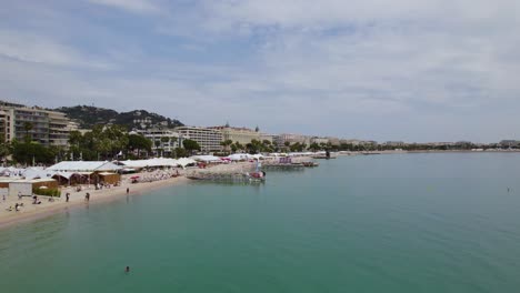 Playa-De-Cannes-En-Cote-D&#39;azur,-Costa-Mediterránea-De-La-Riviera-Francesa---Vuelo-Aéreo-De-Drones