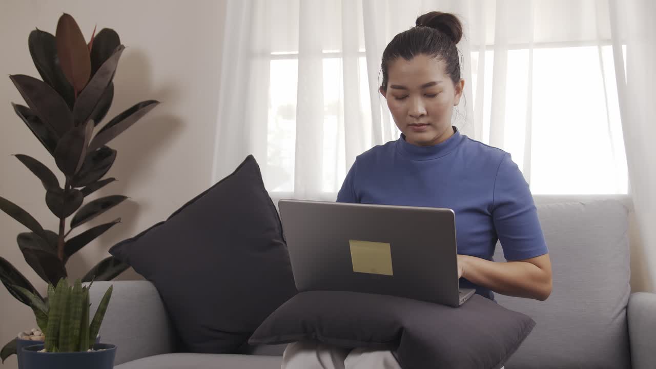 프리랜서 여성은 집중해서 열심히 일하고 자신의 사업에서 행복하게 성공합니다