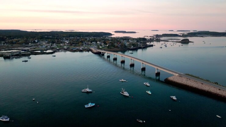 Il ponte Jonesport-Beals che curva sopra il Moosabec Reach verso Jonesport, Maine, all'alba rosata