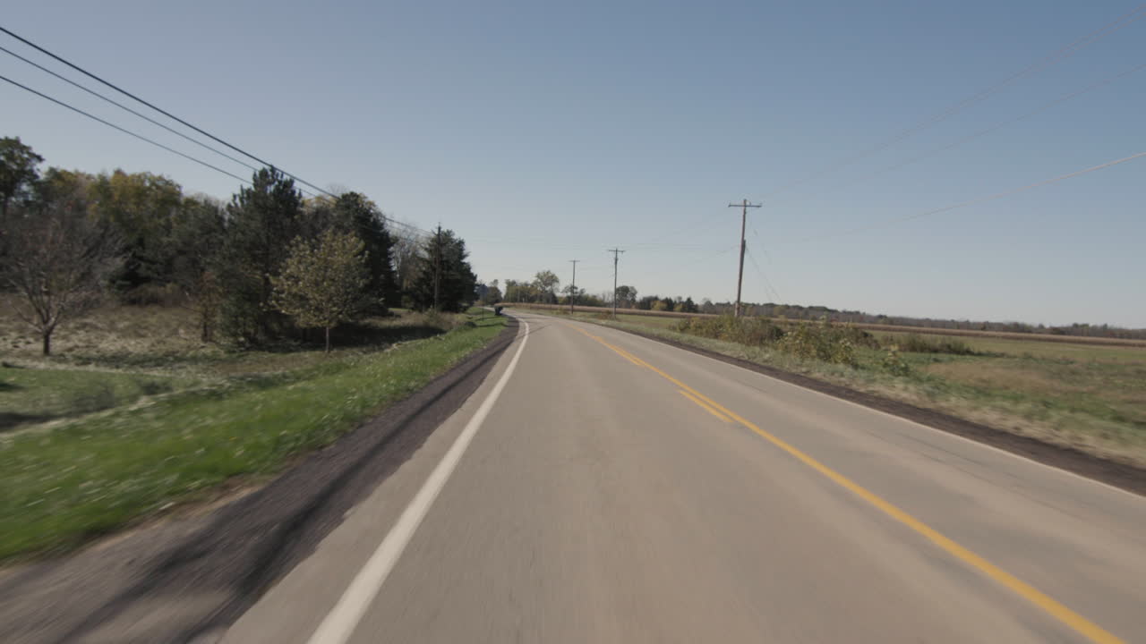 Vista dal conducente sulla strada, guidando attraverso la campagna nell'entroterra americano