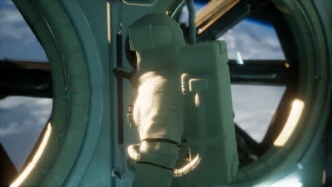 astronauta dentro de la estación espacial orbital