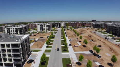 vista aérea de un moderno complejo de apartamentos en construcción