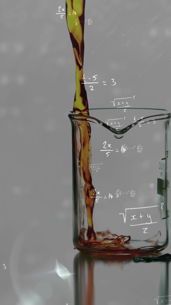 Vídeo vertical: Gota âmbar começando a cair, líquido fluindo para o béquer, mostrando enchimento e derramamento