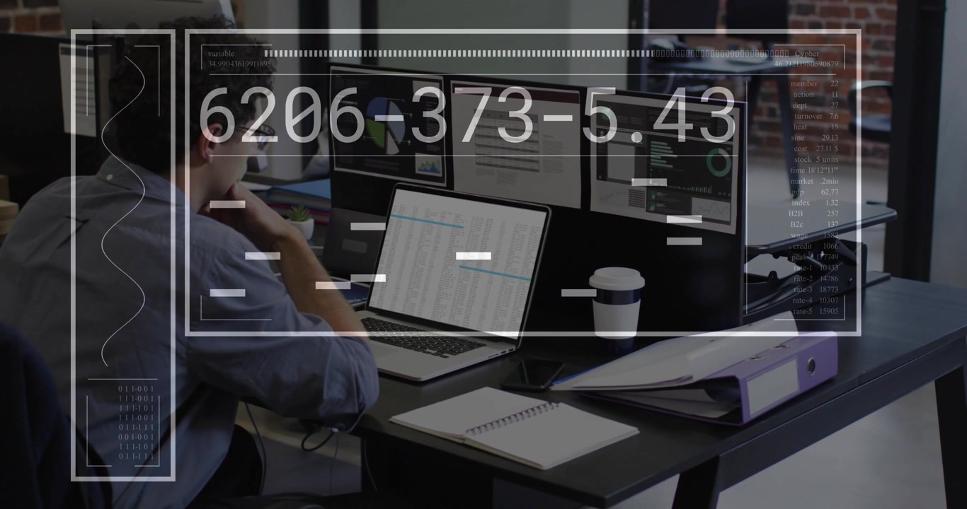 Uomo alla scrivania che monitora, con un'interfaccia HUD che appare, numeri che si aggiornano e poi svaniscono, analizzando i dati.