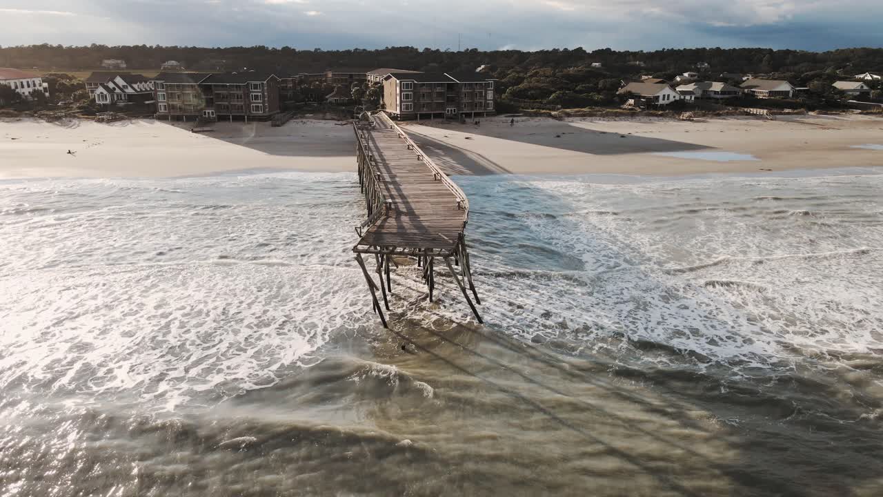 empuje hacia el muelle de la isla de pawleys destruido después del huracán ian