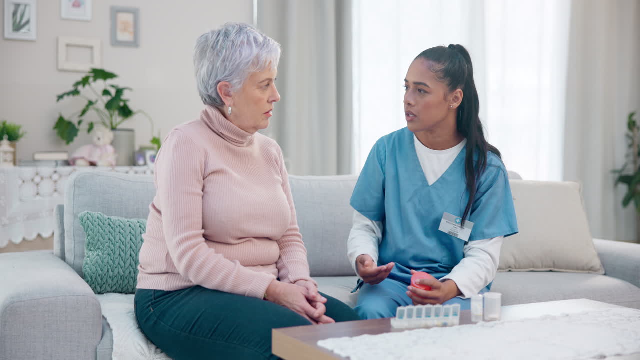 의약품, 고령 여성 또는 간호사가 의약품에 대해 설명합니다.