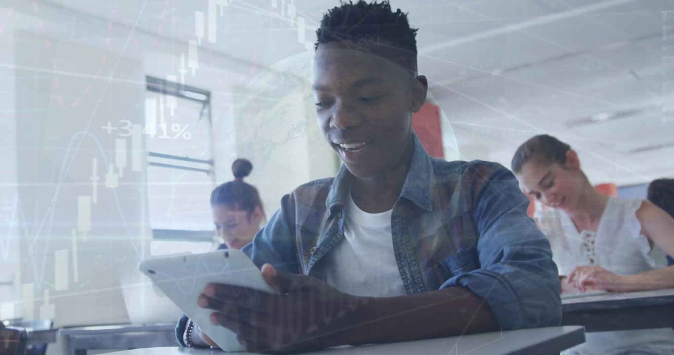 Animasjon av globus, databehandling over flerkulturelle studenter som bruker nettbrett i klasserom