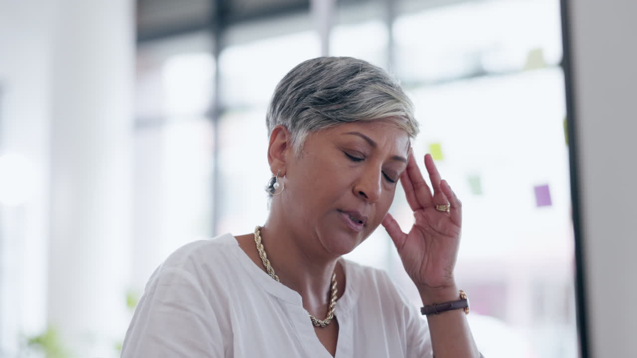 Mulher idosa, computador e dor de cabeça de estresse