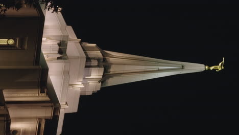 templo mormón de la iglesia lds en la noche en gilbert, arizona | vídeo vertical con zoom