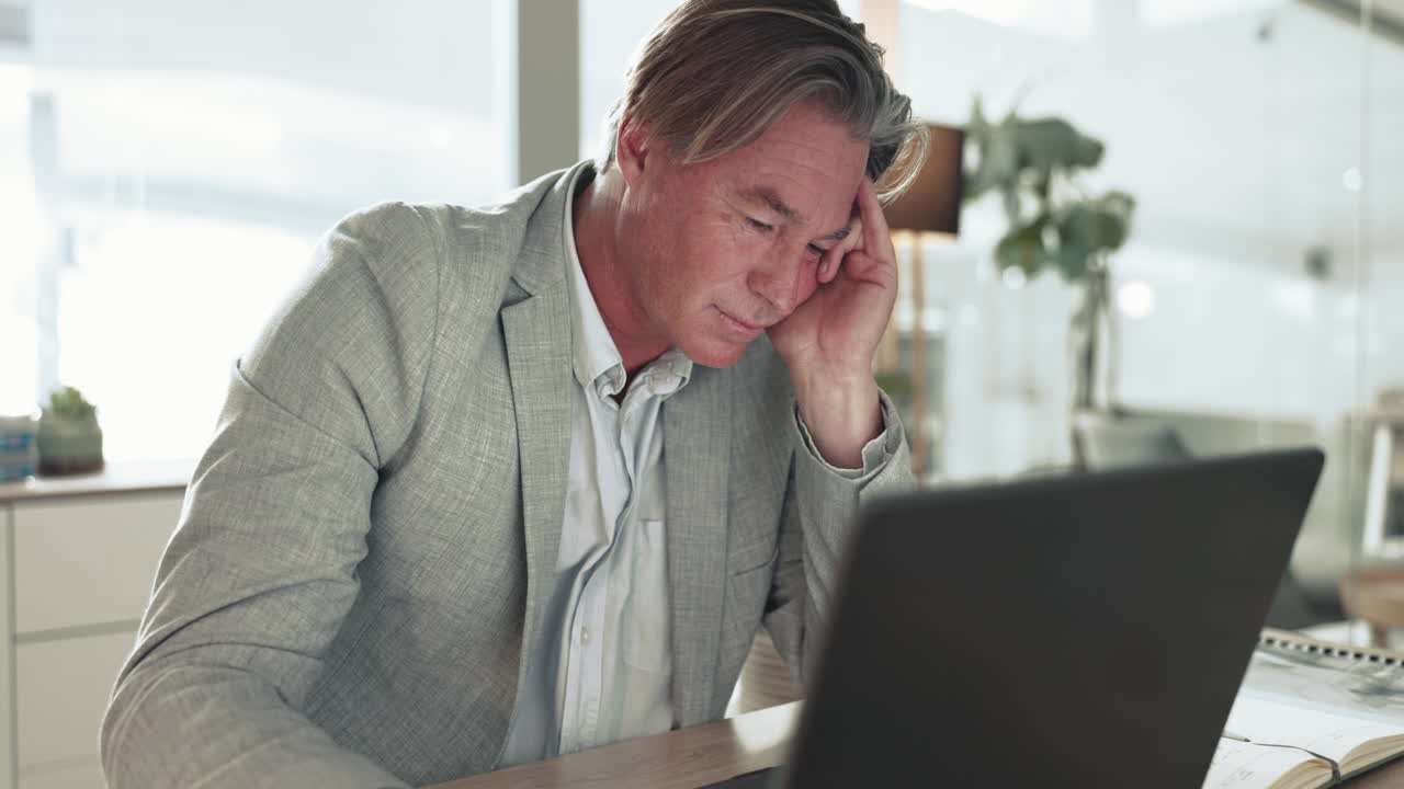 hombre de negocios, aburrido y dolor de cabeza en la computadora portátil