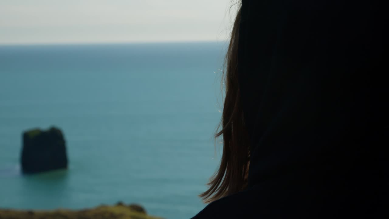 긴 머리 소녀의 뒷모습