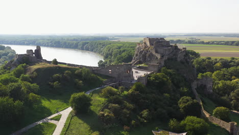 Rotierende-Breite-Filmische-Drohnenaufnahmen-Der-Burg-Hrad-Devin-In-Bratislava,-Slowakei