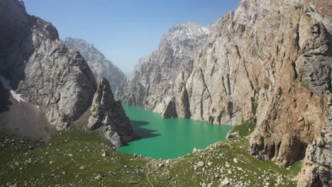 toma aérea del lago kel-suu en kirguistán, amplia y giratoria