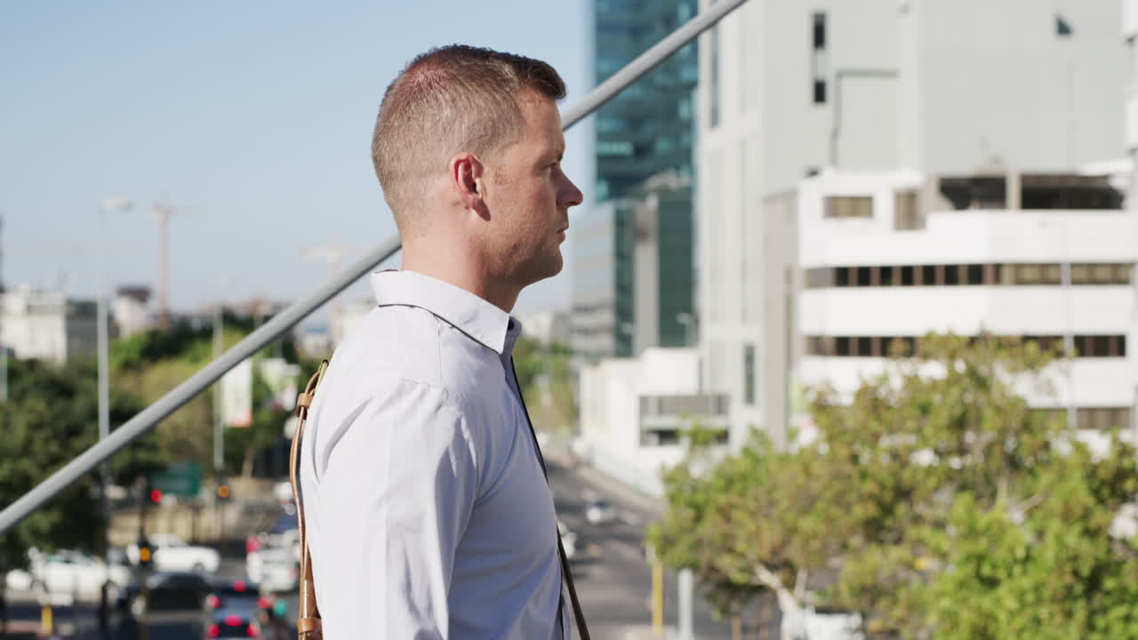 en su caminata matutina al trabajo