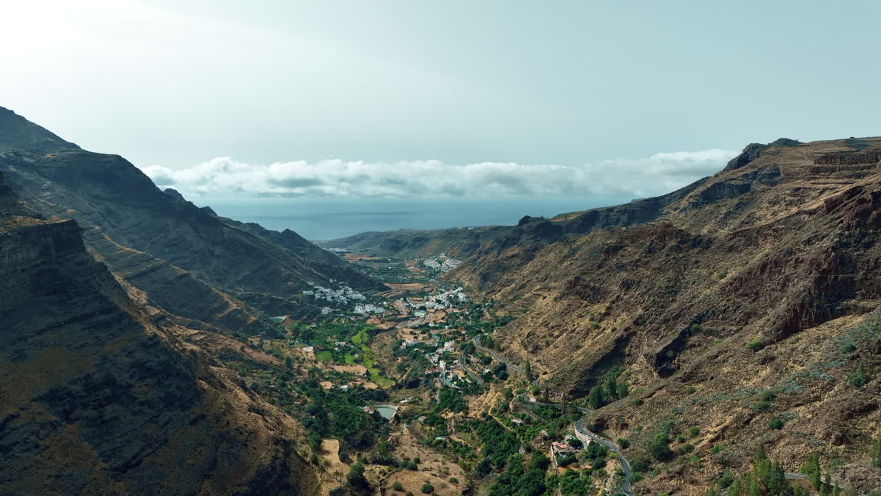 vista aérea viajando en el hermoso valle de agaete y donde se pueden ver las altas montañas