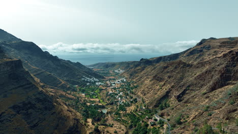 Vista-Aérea-Recorriendo-El-Hermoso-Valle-De-Agaete-Y-Donde-Se-Pueden-Ver-Las-Altas-Montañas