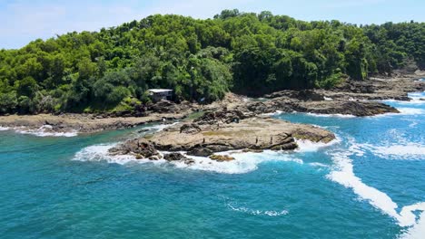 Empuje-Aéreo-De-Acantilados-Por-Agua-Ondulada-En-La-Playa-De-Wediombo,-Indonesia