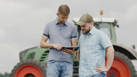 los jóvenes agricultores se comunican en el campo usando una tableta 2