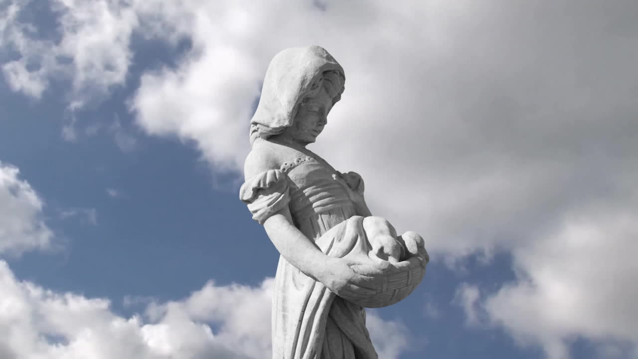 animación de la escultura gris de una mujer sobre el cielo azul y las nubes
