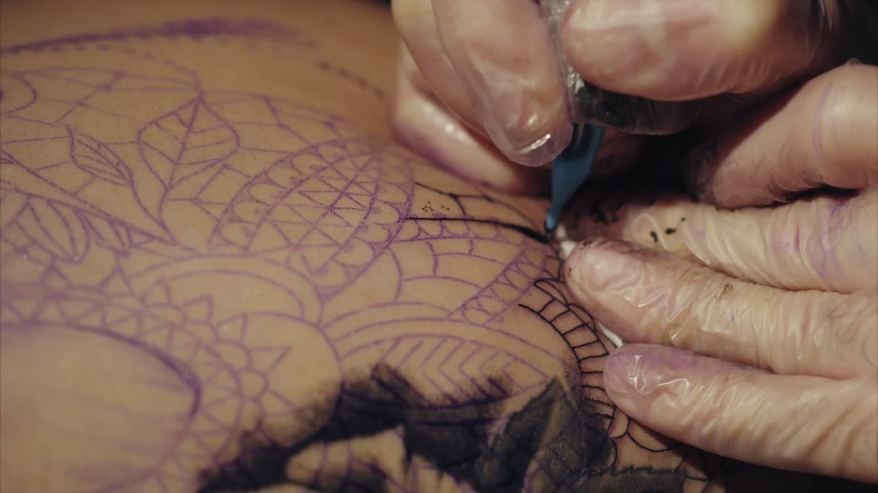 artista del tatuaje en acción