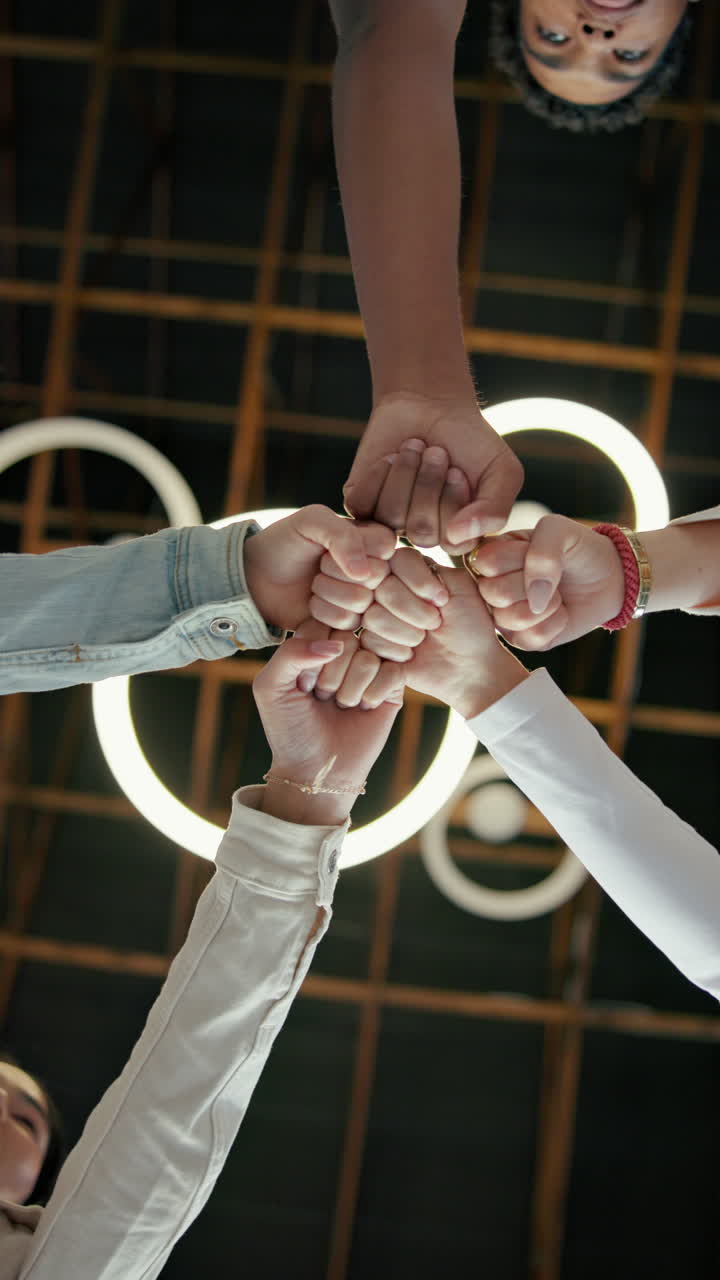Grupo diverso de personas haciendo un choque de puños en grupo para el trabajo en equipo.