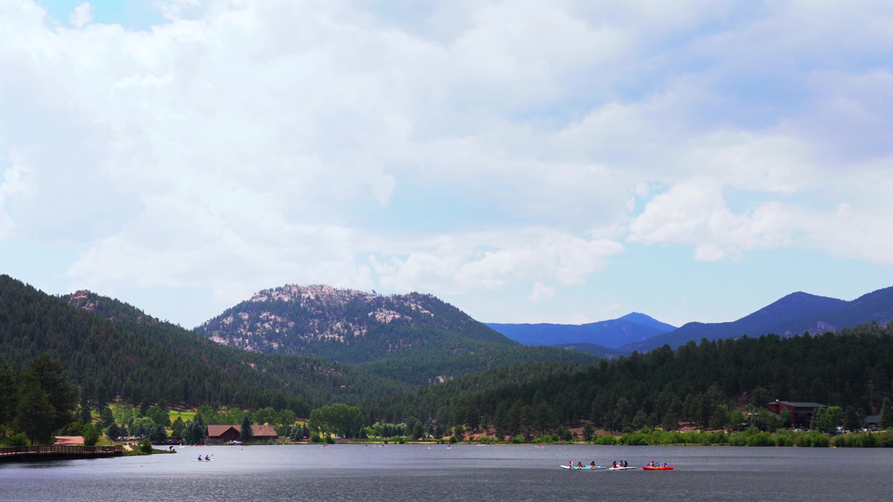 Estate Lago Evergreen sport acquatici drone aereo colline di Evergreen Colorado Campo da golf di Denver paddleboarding canoa kayak barche Front Range Montagne Rocciose foschia mattutina soleggiata nuvolosa scatto statico