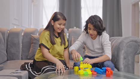 niños indios jugando con bloques de construcción coloridos o legos