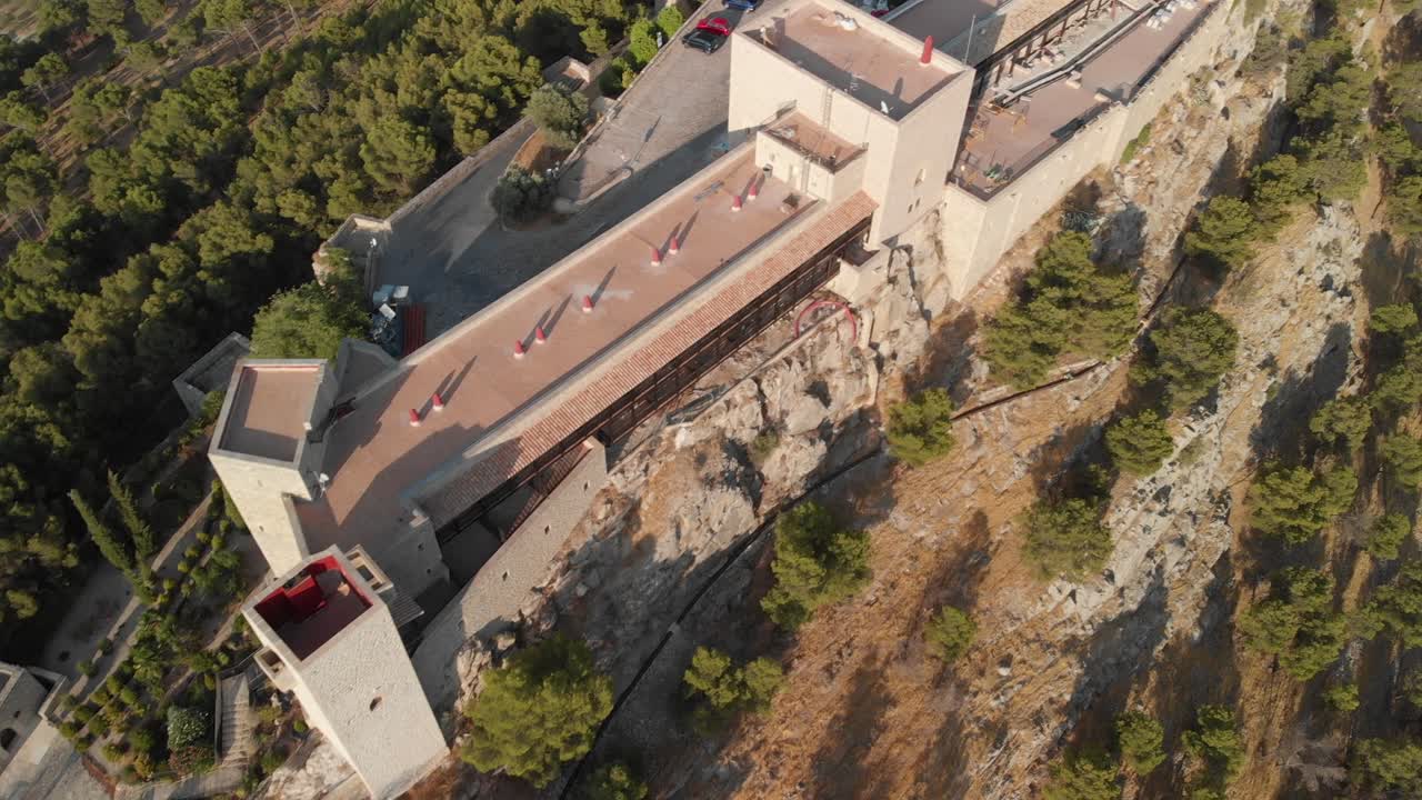 castillo de jaen, españa castillo de jaen volando y tomas terrestres desde este castillo medieval en una tarde de verano, tambien muestra la ciudad de jaen hecha con un drone y una camara de accion a 4k 24fps usando filtros nd-48