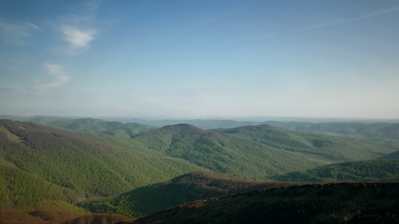 paisaje de montaña con un hermoso cielo azul claro