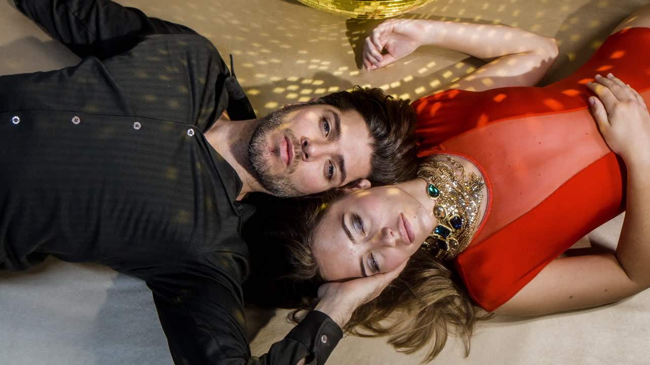 hombre mujer piso 4k 38