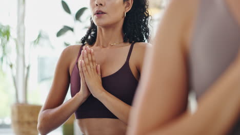 mujer practicando yoga