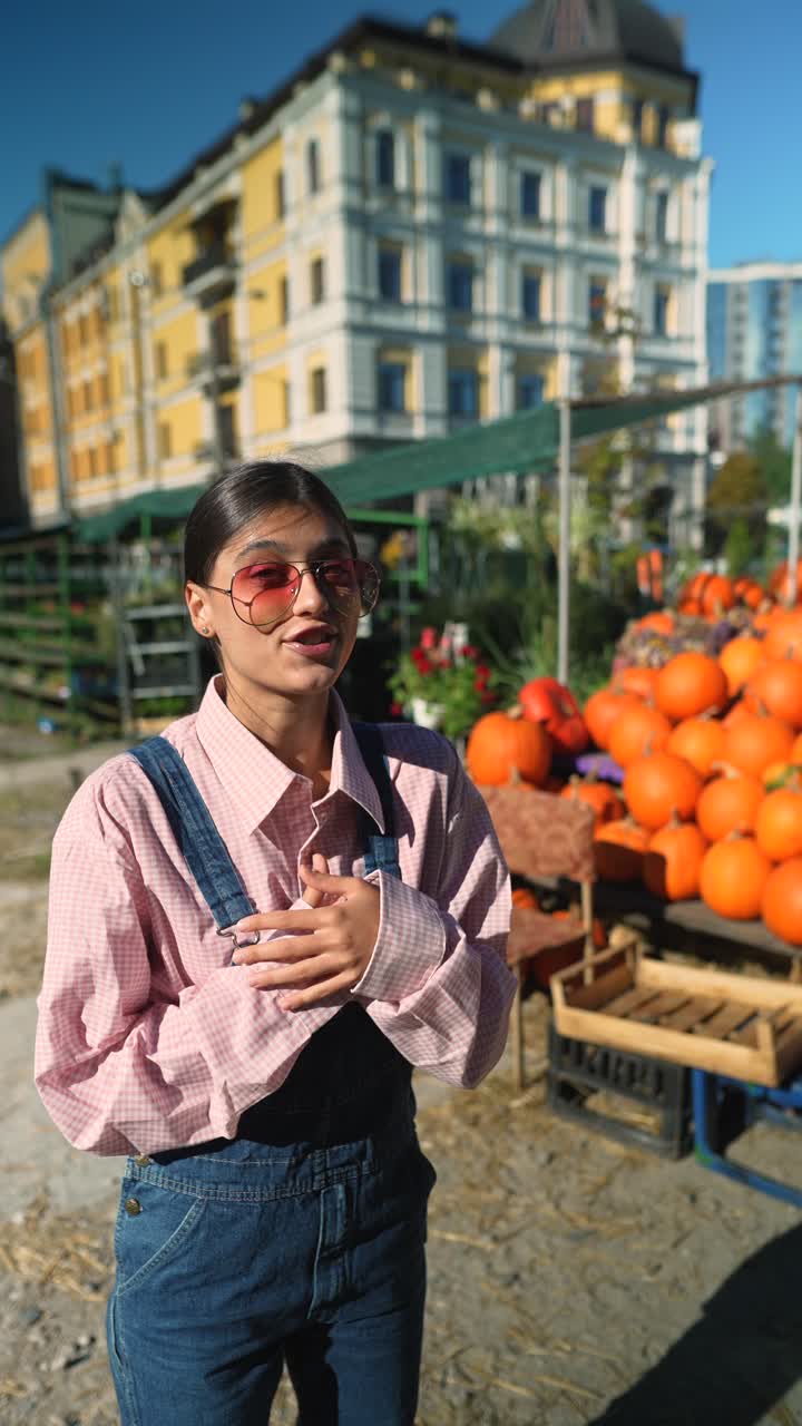 가을 농가 시장 에 있는 젊은 여자