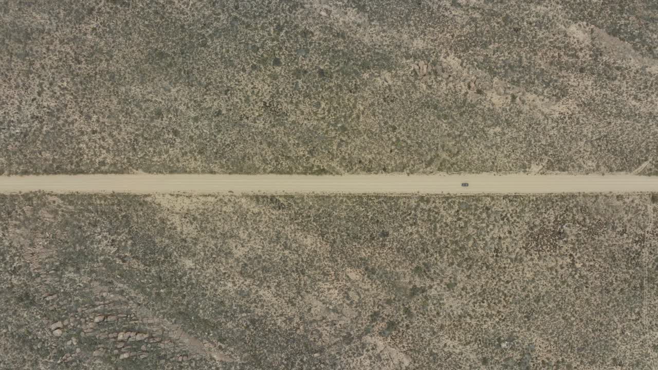 드론은 남아프리카 공화국의 cederberg wilderness 지역에서 검은색 오프 로드 차량이 운전하는 도로 위에서 새의 시야에서 매우 높이 날아갑니다.