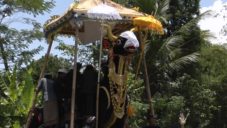 Una-Estatua-Se-Encuentra-En-Una-Ceremonia-De-Cremación-En-Indonesia