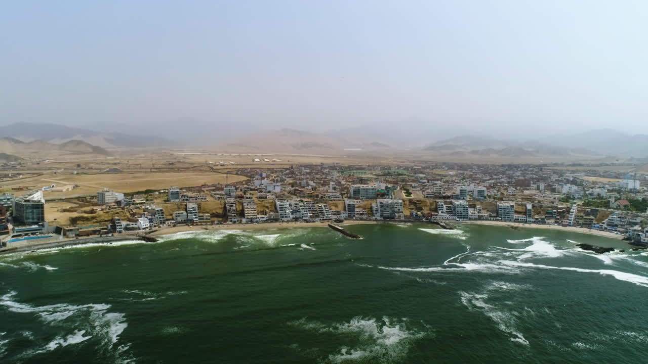 vista aérea girando lejos de la costa de san bartolo, en perú, américa del sur