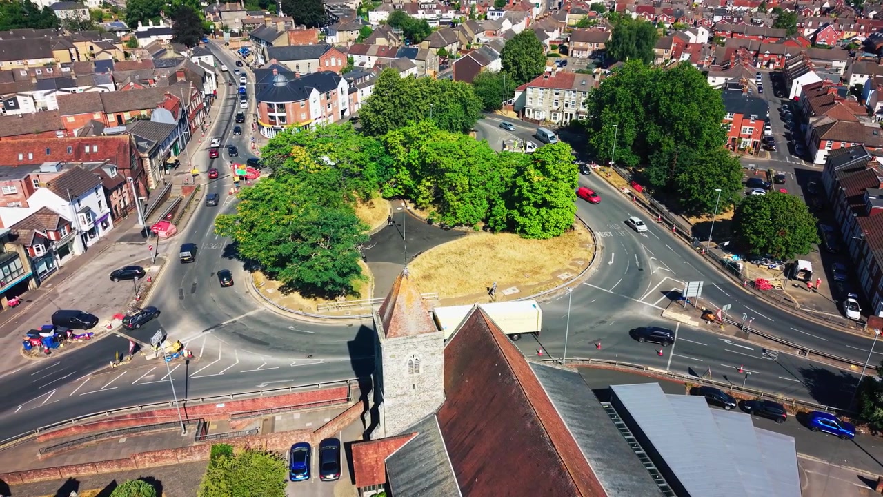 Luchtfoto van St Paul's Church en St Paul's Rotonde, met bewegend verkeer, omliggende straten en stedelijk Salisbury in Wiltshire.