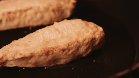 sartén lenta de filete de pollo vegetariano que se está cocinando