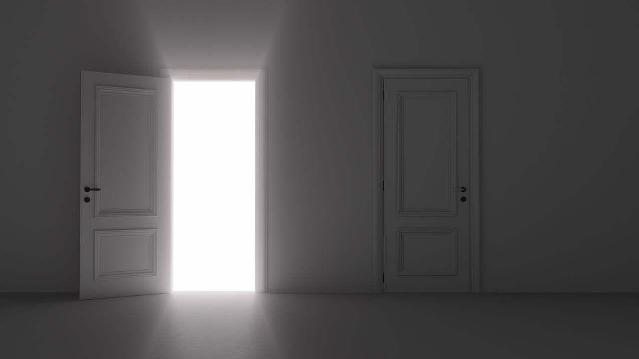 열린 문은 어두운 방에서 빛납니다.